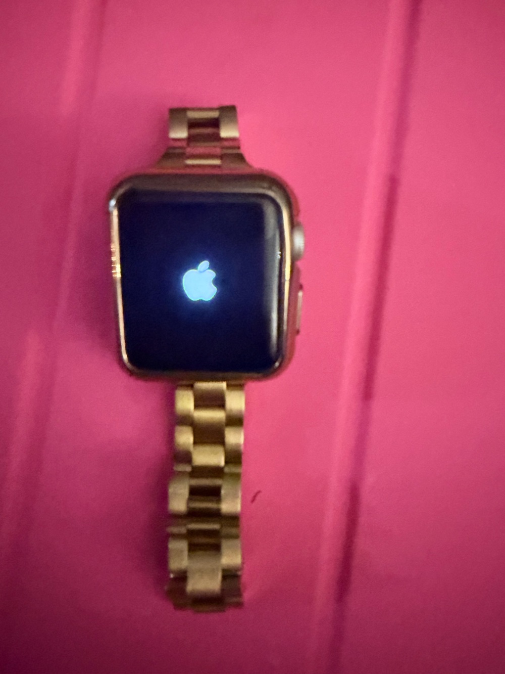 Apple Smartwatch with gold Link Band - 38mm 8GB